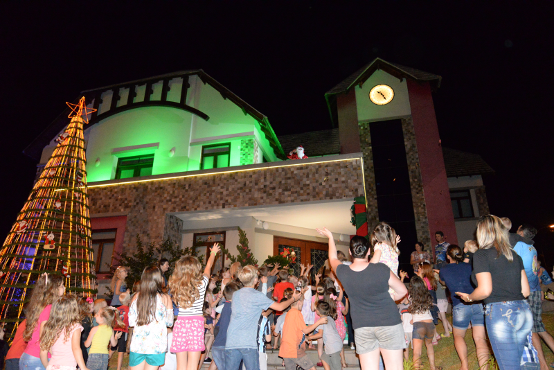 Noite Natalina foi realizada em frente à Prefeitura de Nova Candelária